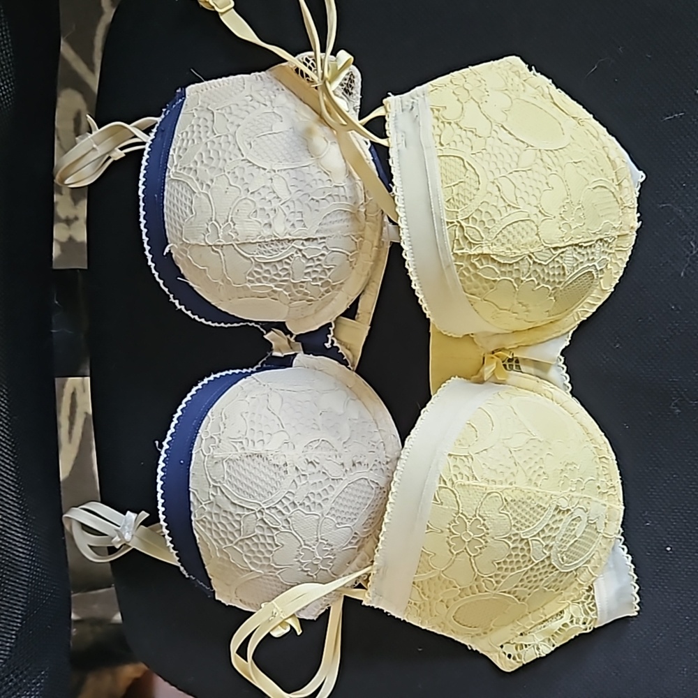Set of 2 Adore Me bras size 36B